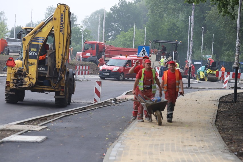 Rondo przy stadionie Górnika zyskało nawierzchnię. Prace...