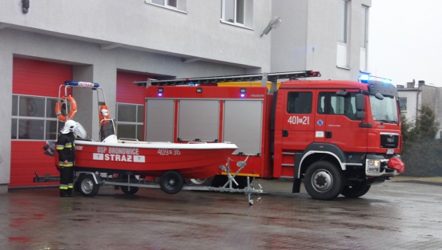 Nowy wóz przekazano komendzie w Strzelcach, a łódź trafiła do OSP w Bronowicach.