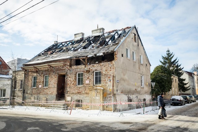 - Budynek jest w katastrofalnym stanie, rozwala się, cegły spadają na chodnik. W niedzielę, 16 stycznia zawaliła się część dachu i spadła na chodnik - alarmuje bydgoszczanin.