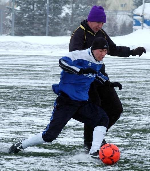 Piłkarze Karpat (biało-niebieskie stroje) wygrali z Czarnymi Połaniec 2-0.