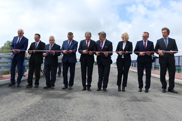 Zakończyła się budowa mostu w Michałówce w pow. jarosławskim. Budowa kosztowała ponad 7 mln złotych. Jej sfinansowanie było możliwe dzięki otrzymaniu pieniędzy przez Powiat Jarosławski z rezerwy ministra infrastruktury i budownictwa. Standardowo w takich przypadkach ministerstwo dokłada 50 proc. wysokości kosztów. Tym razem ta kwota jest wyższa o ponad 500 tys. złotych i wyniosła dokładnie 4 mln 76 tys. złotych. Swój udział finansowy miała także Gmina Radymno, na terenie której zlokalizowana jest ta przeprawa.Nowy most o nośności 40 ton ma 75 metrów długości i prawie 10 metrów szerokości. Przed jego budową oddano do użytku przeprawę zastępczą i wyburzono stary most. Prace dotyczyły także 225 metrów dróg dojazdowych do mostu.