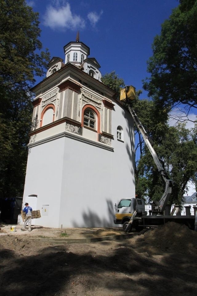 Wieżyczka w bialskim Parku Radziwiłłów odzyskała dawną urodę. Zobacz zdjęcia