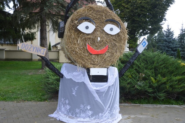 Figura witająca uczestników dożynek pod kościołem w Radziemicach