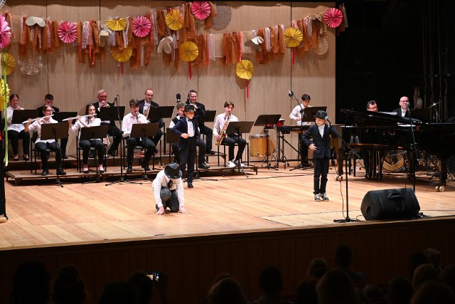 Zdjęcie archiwalne. Koncert uczniów w filharmonii z okazji tegorocznego Dnia Dziecka