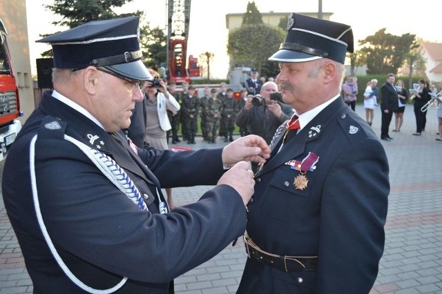 Janusz Fryckowski, od 30 lat naczelnik OSP, uhonorowany został przez wójta Krzysztofa Szalę Krzyżem Koronnym.