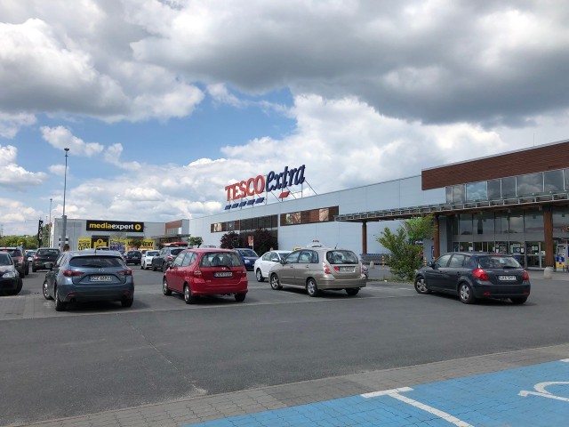 Tesco w Częstochowie przy ul. Drogowców jest jednym z 19 sklepów tej brytyjskiej sieci, które nie zostały sprzedane sieci Netto. Częstochowski sklep kupiła międzynarodowa firma z branży nieruchomości.Zobacz kolejne zdjęcia. Przesuwaj zdjęcia w prawo - naciśnij strzałkę lub przycisk NASTĘPNE