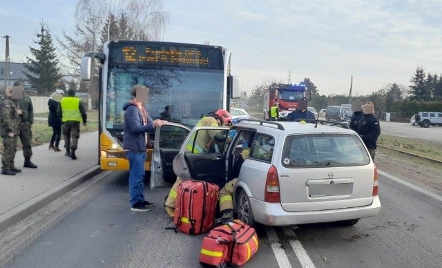 W autobusie było dwóch pasażerów. W wyniku zdarzenia obrażeń ciała doznał kierujący oplem, który trafił do szpitala.