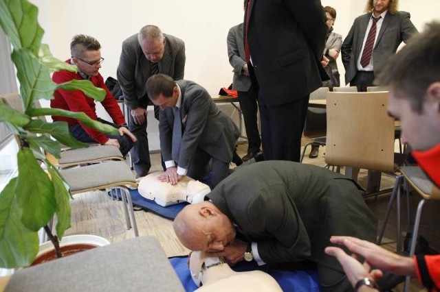 W przerwie obrad radni - pod okiem ratowników medycznych - uczyli się udzielania pierwszej pomocy.