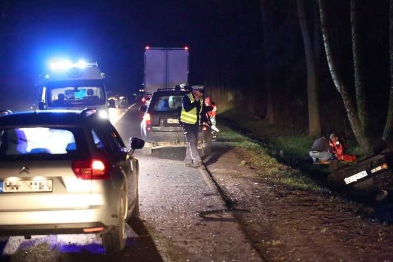 Kierowca volkswagena na prostym odcinku drogi wyprzedzał...