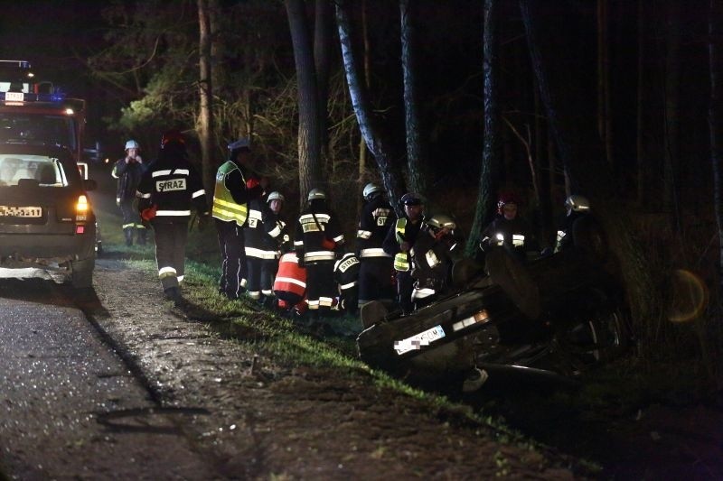 Auto dachowało, a sam kierowca wypadł z pojazdu podczas...