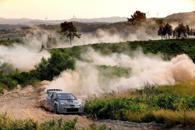 Toyota Yaris WRC Łącznie prototyp ma za sobą już ponad 5000 km. Zespół pod kierownictwem Tommiego Mäkinena pracował nad nowym samochodem przez 9 miesięcy.Fot. Toyota