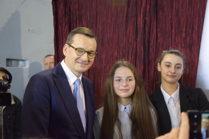 Premier Mateusz Morawiecki wśród dzieci z Woli Filipowskiej...