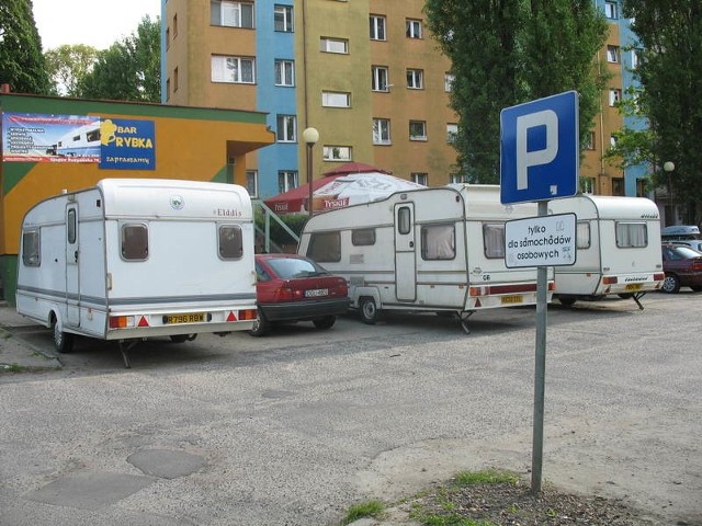 Na parkingu przy ul. Niedziałkowskiego stoją trzy przyczepy campingowe. Tarasują miejsce na auta mieszkańców osiedla Hutnik.
