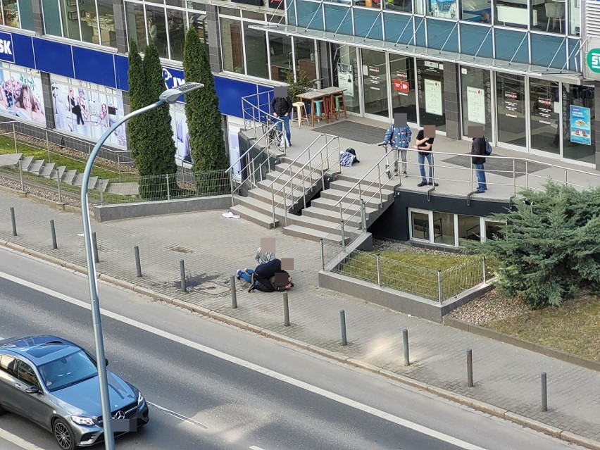 Złodzieja zatrzymali ochroniarz oraz jeden z mieszkańców. Po...