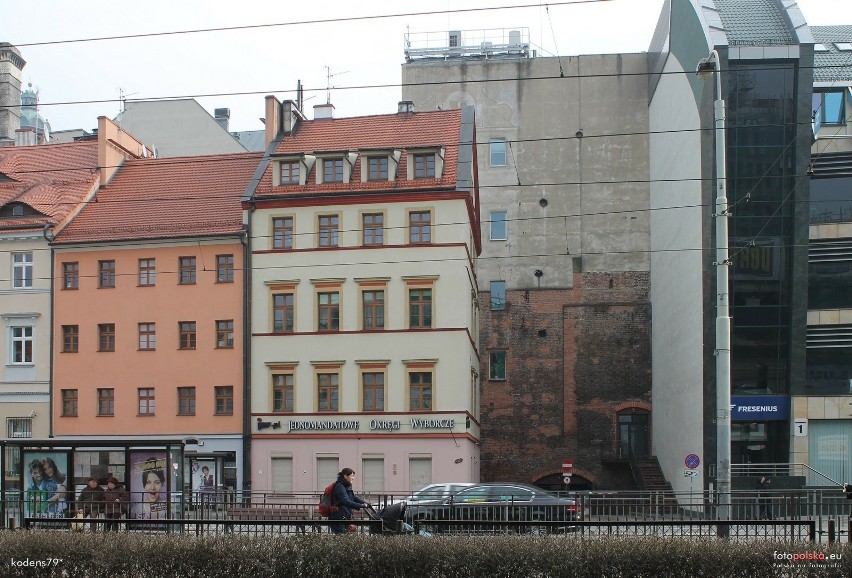 Fragment muru miejskiego przy ul. Białoskórniczej w 2016...
