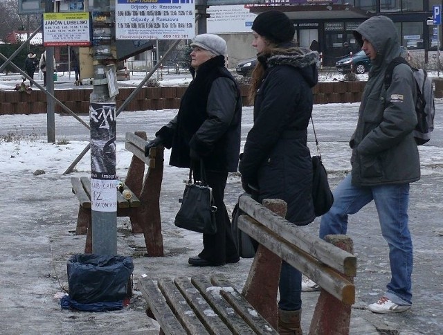 Rozkłady nadal wiszą na niebezpiecznej wysokości.