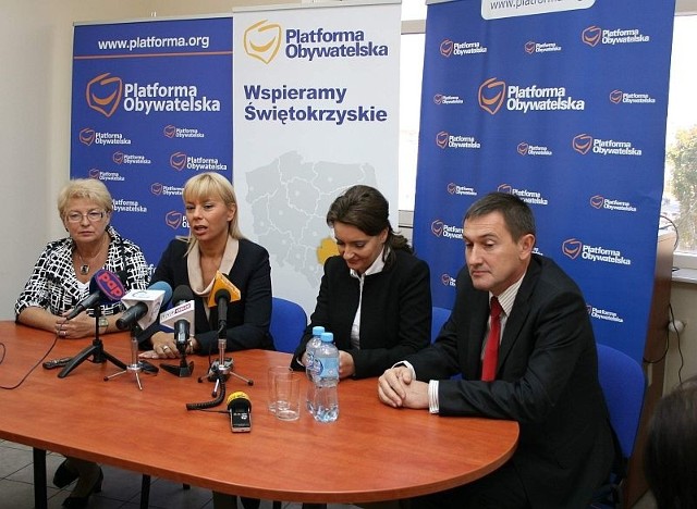 Minister rozwoju regionalnego Elżbieta Bieńkowska, druga z lewej.