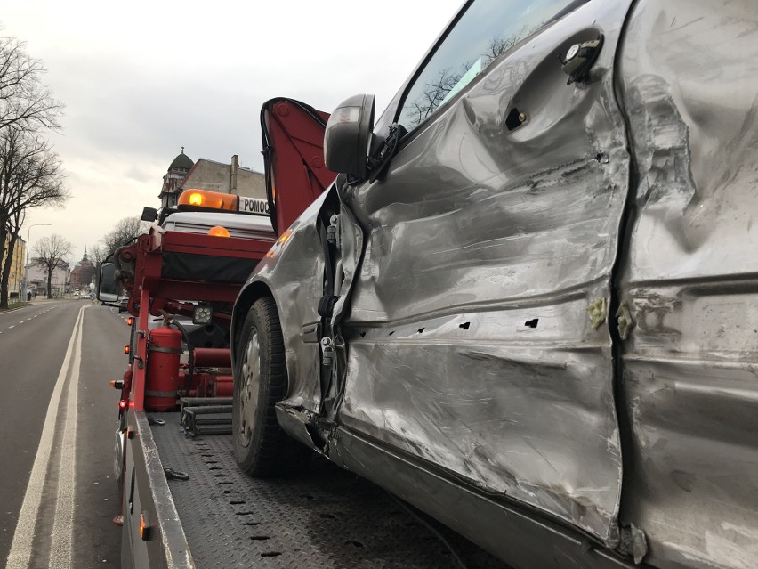 Wypadek na ulicy Tuwima w Słupsku. Jedna osoba przewieziona do szpitala [ZDJĘCIA]