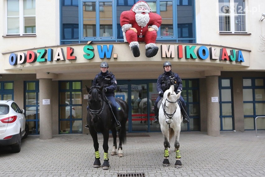 Niebieski Mikołaj odwiedził dzieci ze szpitala w Szczecinie 