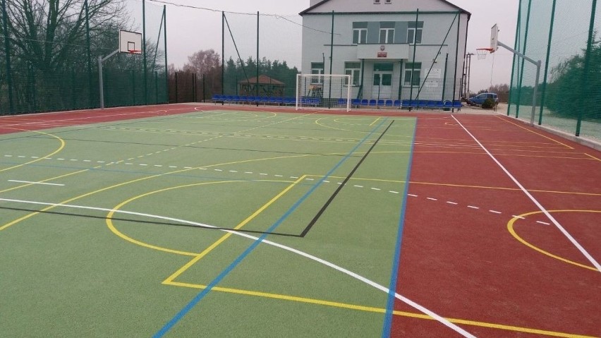 Gmina Krasocin zakończyła budowę nowoczesnych boisk przy szkołach. W zeszłym tygodniu odebrała aż trzy inwestycje
