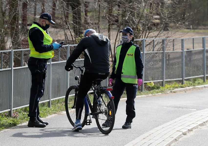 Kontrole policji w czasie pandemii koronawirusa...