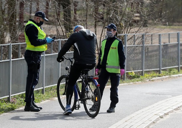 Kontrole policji w czasie pandemii koronawirusaZobacz kolejne zdjęcia. Przesuwaj zdjęcia w prawo - naciśnij strzałkę lub przycisk NASTĘPNE