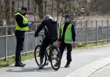 Kwarantanna w Katowicach. Policja sypie mandatami za spacery i łamanie zakazu przemieszczania się. Policjanci ukarali juz kilkadziesiąt osób