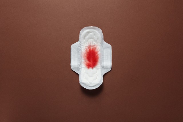 W pandemii wiele dziewcząt z biednych rodzin pozostało bez środków higieny menstruacyjnej. Wcześniej dostawały je w szkołach.