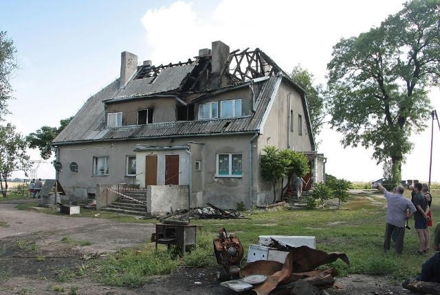 Pożar domu w Goryniu. Jedna osoba w szpitalu, kilkanaście osób bez dachu  nad głową | Gazeta Pomorska