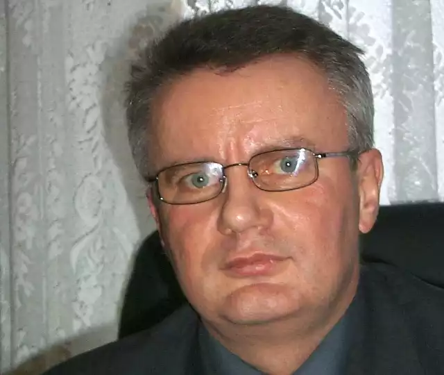 Prokurator Jerzy Sajchta odmówił wszczęcia śledztwa w sprawie burmistrza Bobolic, który w kierowanym przez siebie urzędzie zatrudnił na dobrych warunkach własną żonę.