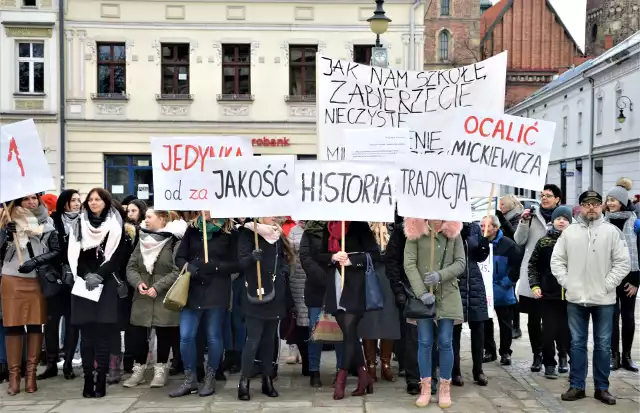 Rodzice i nauczyciele stoją murem za swoją szkołą