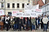 Nowy Sącz. Rodzice i nauczyciele „Jedynki" protestowali przed ratuszem [ZDJĘCIA]