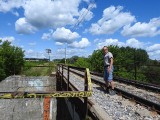 Działkowcy są oburzeni. Chodzą wzdłuż torów do swych ogródków od 40-tu lat. I co najwyżej dostawali pouczenia. Teraz posypały się mandaty