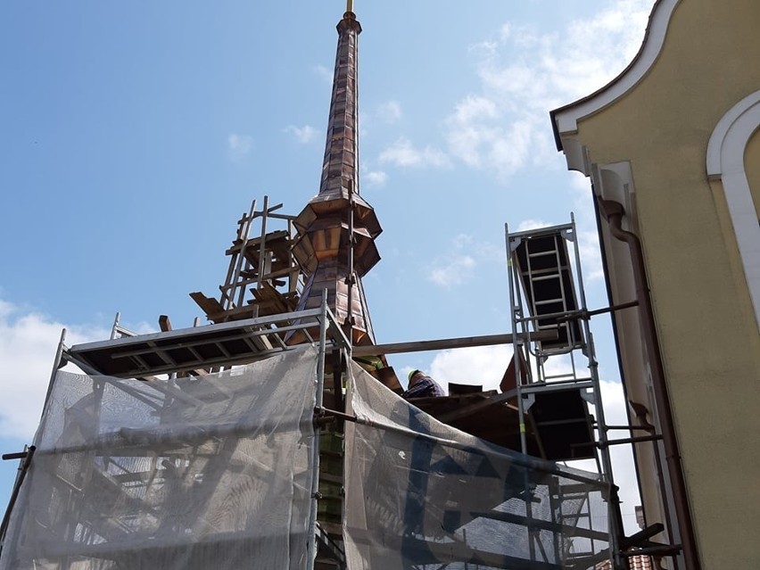 Ostrołęka. Wieże kościoła pw. św. Franciszka zyskują nowy wygląd. Zobacz jak idzie budowa. 19.07.2021 r.