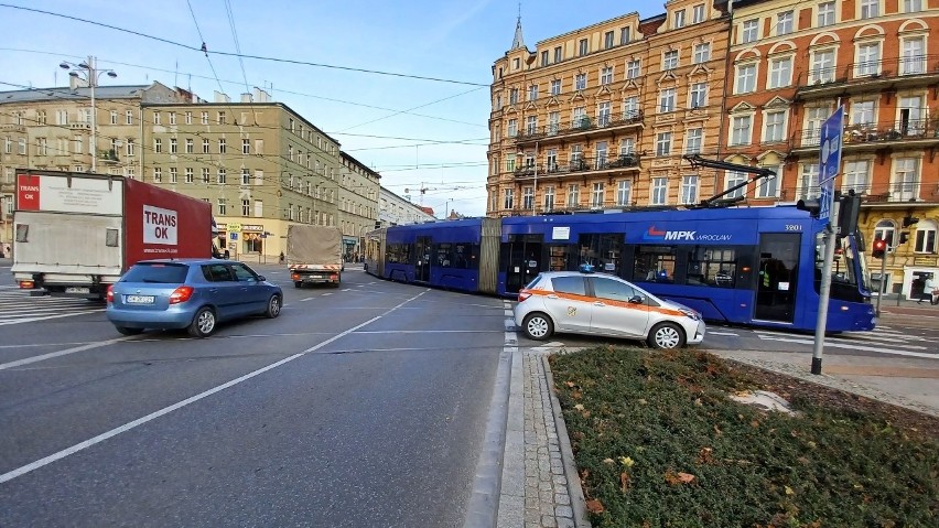 Zepsuty tramwaj zablokował skrzyżowanie