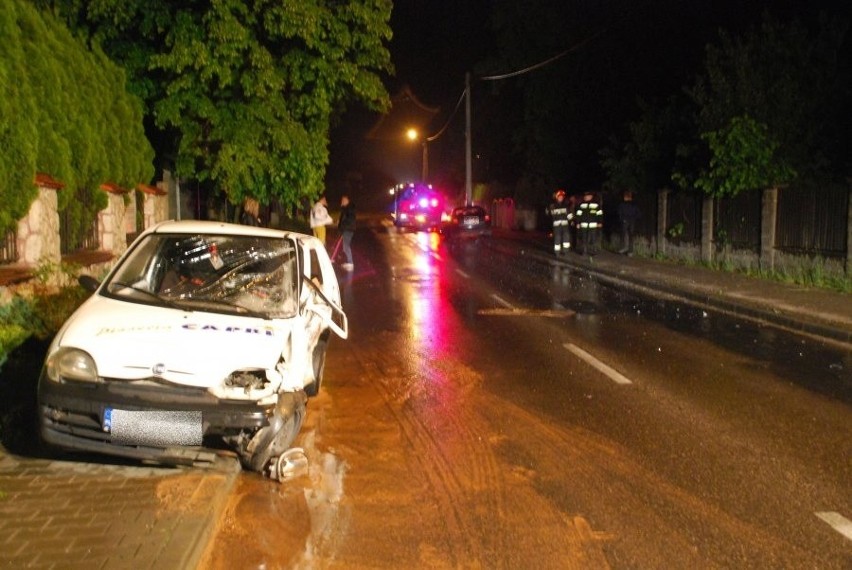 Wypadek w Myszkowie: Czołowe zderzenia fiata i audi, sześć osób zostało rannych [ZDJĘCIA]