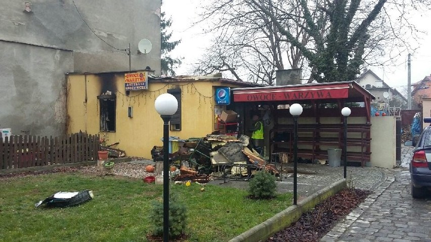 Pożar przy Osobowickiej. Spłonął sklep spożywczy