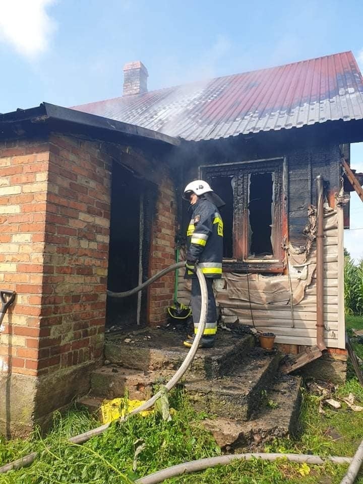 Domanowo. Tragiczny pożar drewnianego domu przy ul. Selewanowskiej. Nie żyje mężczyzna [ZDJĘCIA]