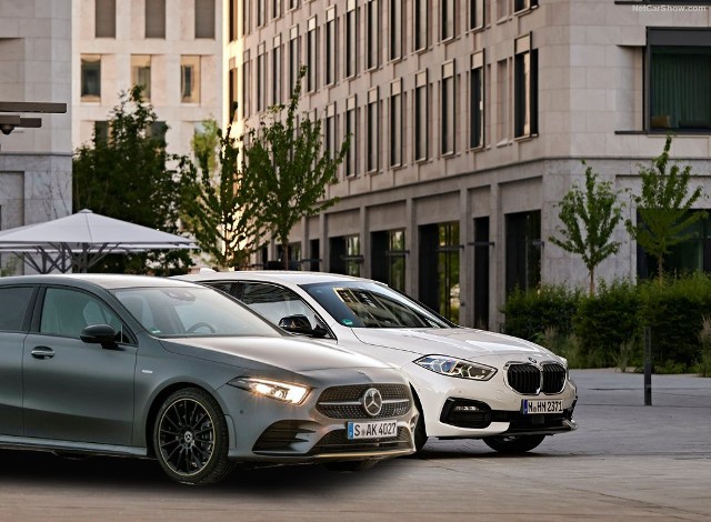 Wielu kierowcom samochód kompaktowy kojarzy się z niedrogim autem „do wszystkiego”. Wielu użytkowników korzysta z tego typu auta jak z samochodu rodzinnego, bowiem nowe modele oferują sporo miejsca. Są jednak i tacy, którzy chcą w kompaktowych wymiarach zamknąć cechy modeli z segmentu premium. Czy to możliwe? Uprzedzając fakty – tak i pokazujemy to na przykładzie BMW Serii 1 i Mercedesa Klasy A.Fot. Archiwum