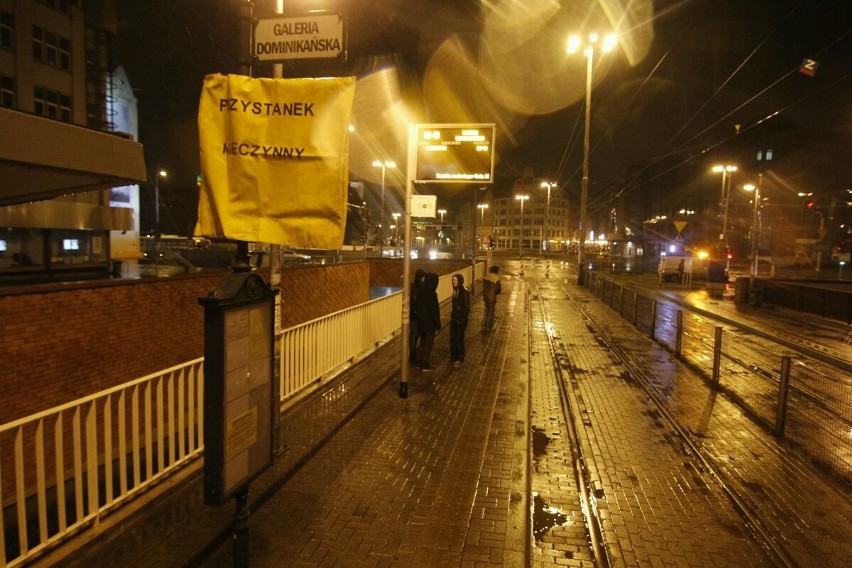 Wrocław po awarii wodociągowej. Tunel zamknięty, tramwaje wracają na trasy (ZDJĘCIA, FILMY)