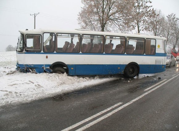 Cinquecento zderzylo sie czolowo z pekaesem....