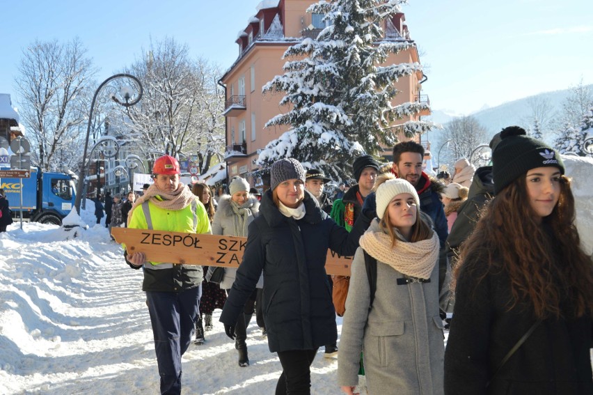 Zakopane. Kilkuset maturzystów zatańczyło poloneza na Krupówkach [ZDJĘCIA]