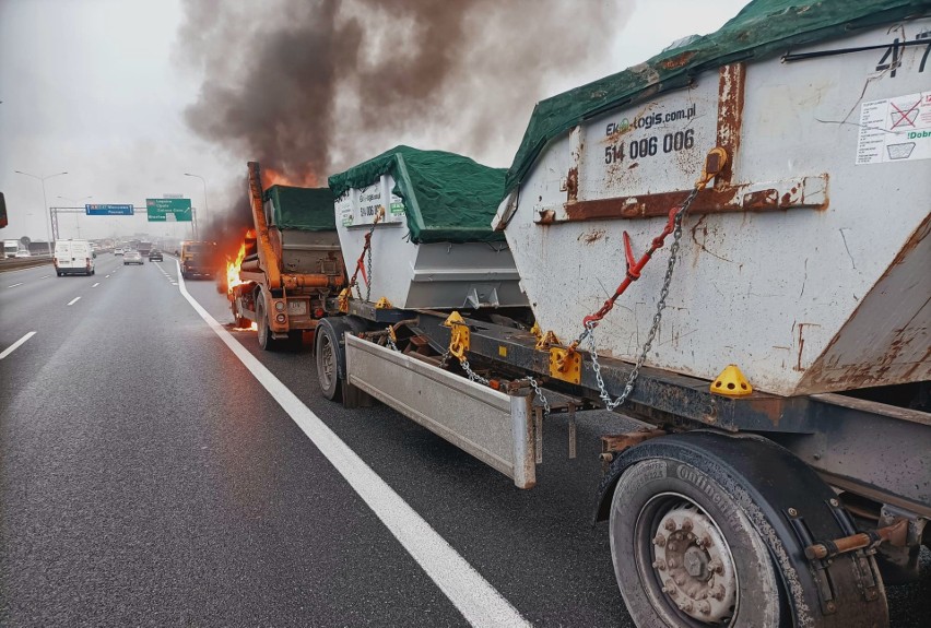 Pożar samochodu ciężarowego na autostradowej obwodnicy Wrocławia [ZDJĘCIA]