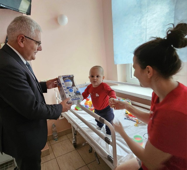 Wiele zabawek, książek, gier i maskotek trafiło do małych pacjentów Szpitala Specjalistycznego Ducha Świętego w Sandomierzu