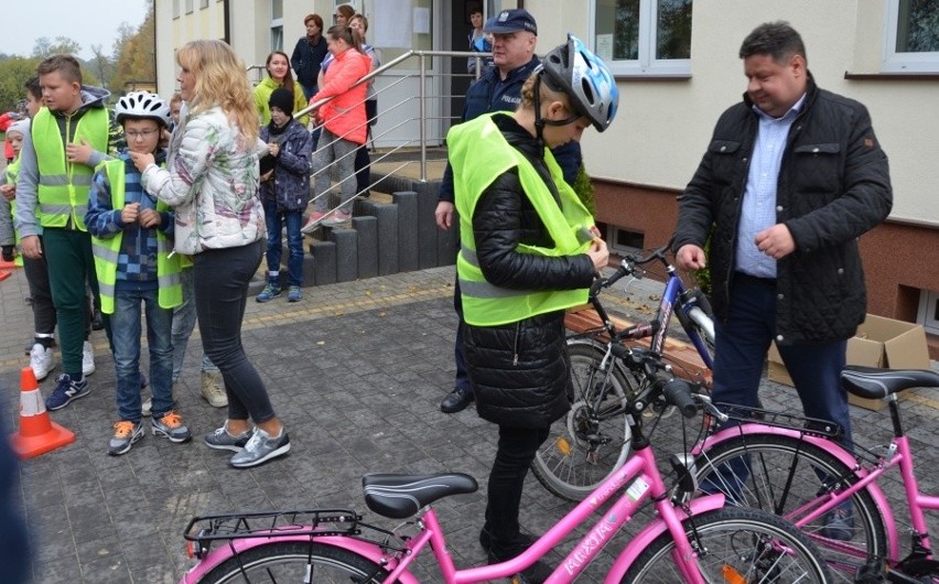 Policjanci z Szydłowca spotkali się z dziećmi w gminach Jastrząb i Chlewiska