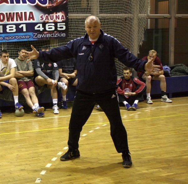 Trener Giennadij Kamielin tłumaczy swoim podopiecznym jak mają grać w obronie.