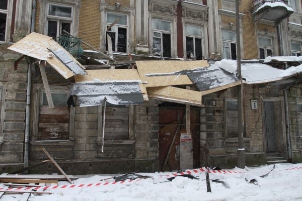 Zadaszenie runęło pod naporem śniegu. Nasi Czytelnicy zdołali uciec w ostatniej chwili.