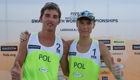 Michał Bryl i Kacper Kujawiak mistrzowie świata do lat 21 w siatkówce plażowej.