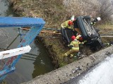 Dąbrówka Gorzycka. Kierowca osobówki wpadł w poślizg i wypadł z mostu. Do szpitala trafiło ranne dziecko [ZDJĘCIA]