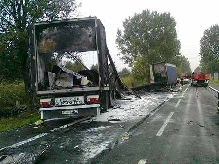 Pięć samochodów stanęło w płomieniach! Zginęli ludzie [FOTO]